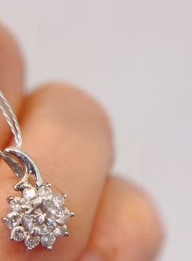 Pt900钻石吊坠主石：0.23ct 钻石配石：0.18ct 钻石，重量：1.2g