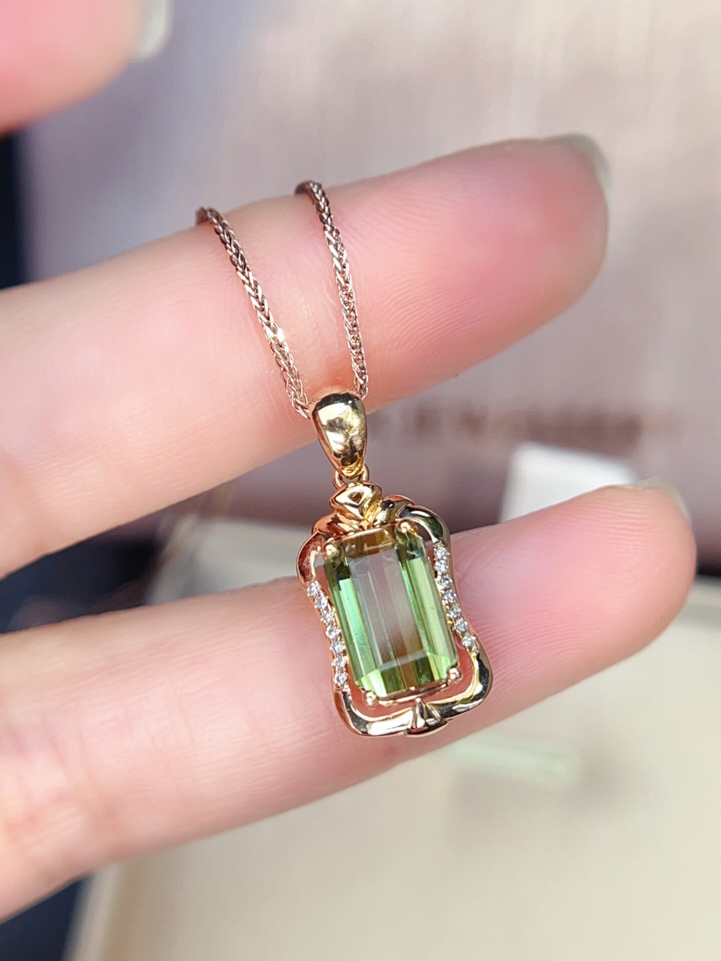 18K金镶天然碧玺吊坠总重: 1.5g  主石: 2.7ct  钻石: 0.042/14p