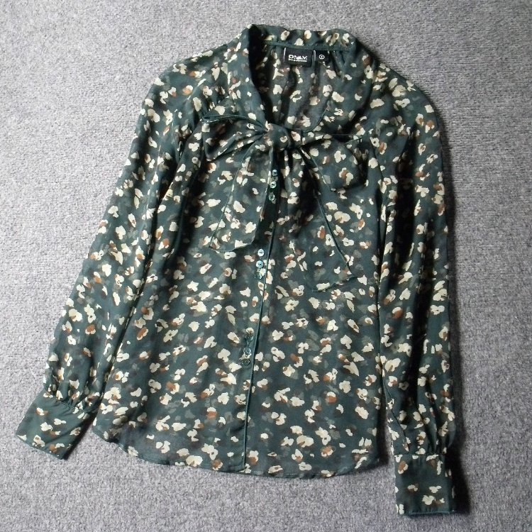 1305-夏季薄款飘逸轻快宽松百搭飘带领印花插肩袖玻璃纱纽扣衬衫