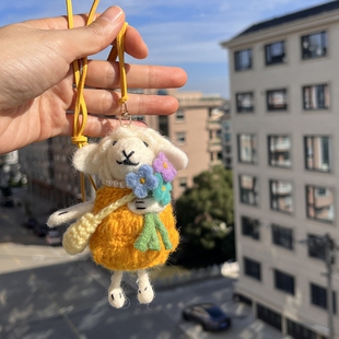 进口手工羊毛毡挂件抱花羊包挂黄色绵羊车挂大号彩色毛衣公仔挂饰