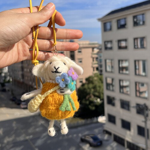 进口羊毛毡羊包挂件抱花小羊车挂