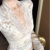 短款 法式 早秋设计感v领性感内搭修身 女装 气质上衣 白色蕾丝打底衫