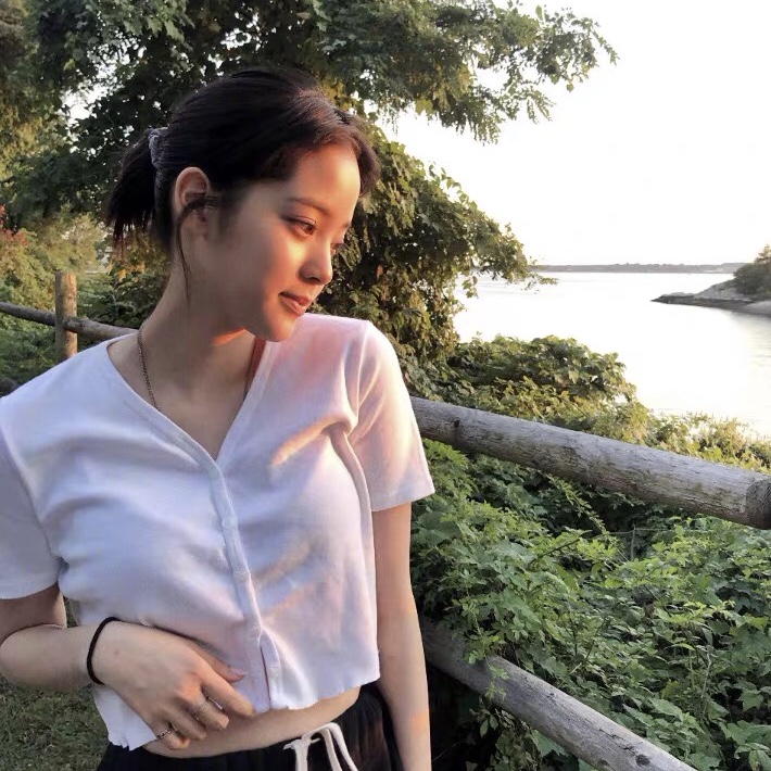 加州女孩 白色纽扣 无锁边V领短款上衣 韩国复古纯色露脐短袖T恤