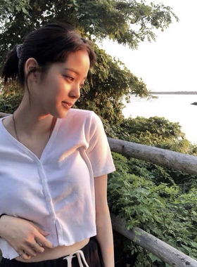 加州女孩 白色纽扣 无锁边V领短款上衣 韩国复古纯色露脐短袖T恤