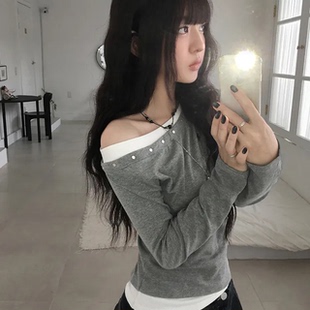 预习秋天 设计感撞色假两件斜肩长袖T恤 甜酷辣妹风百搭修身上衣
