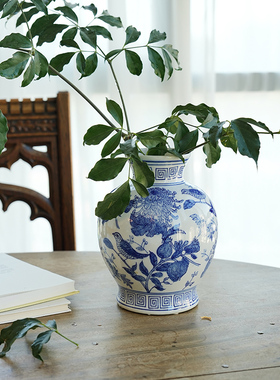 金菊报喜回字纹青花瓷瓶