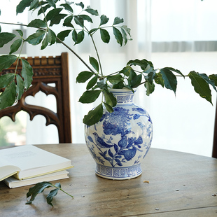 金菊报喜回字纹青花瓷瓶