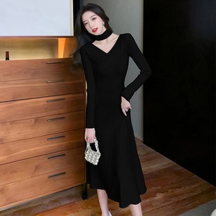 2025收腰显瘦女神范针织连衣裙围脖一字领内搭配大衣 女装