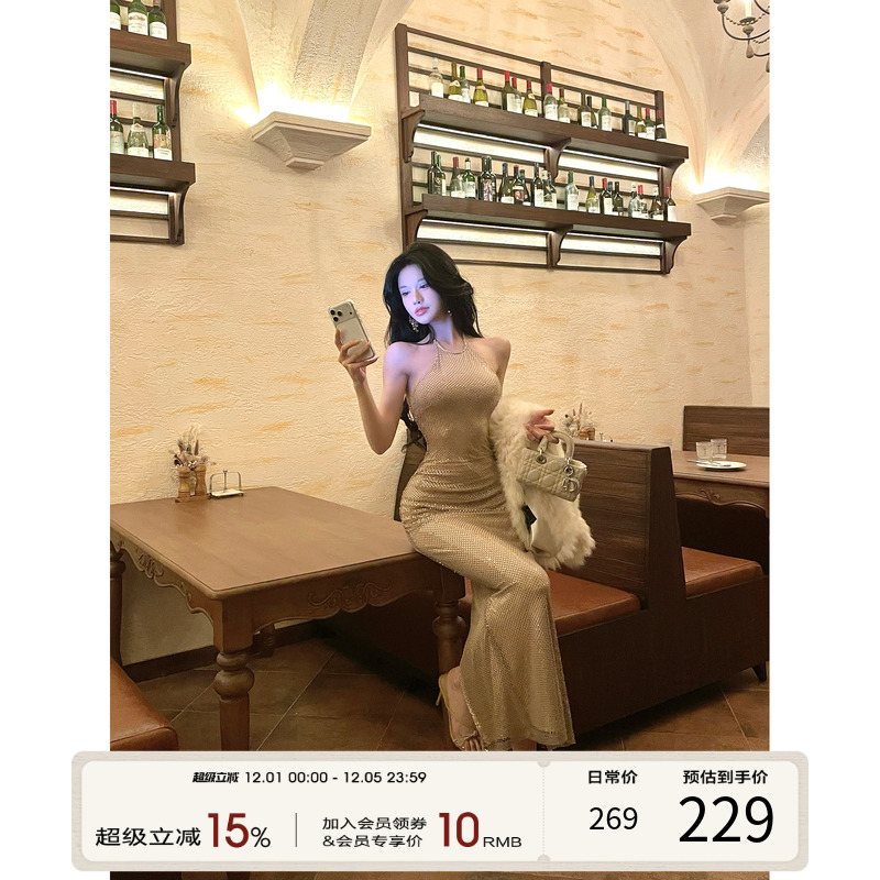 灰尘邓邓 千金感挂脖连衣裙女2025冬季新款性感包臀长裙露背裙子
