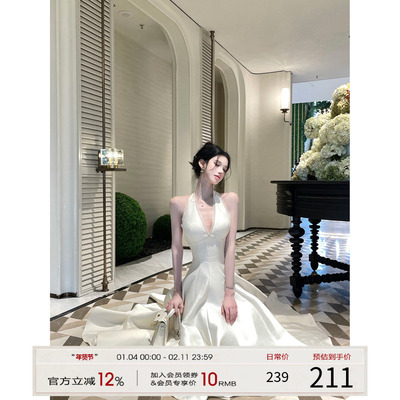 灰尘邓邓 法式吊带连衣裙女2025冬季新款千金挂脖长裙高级感裙子