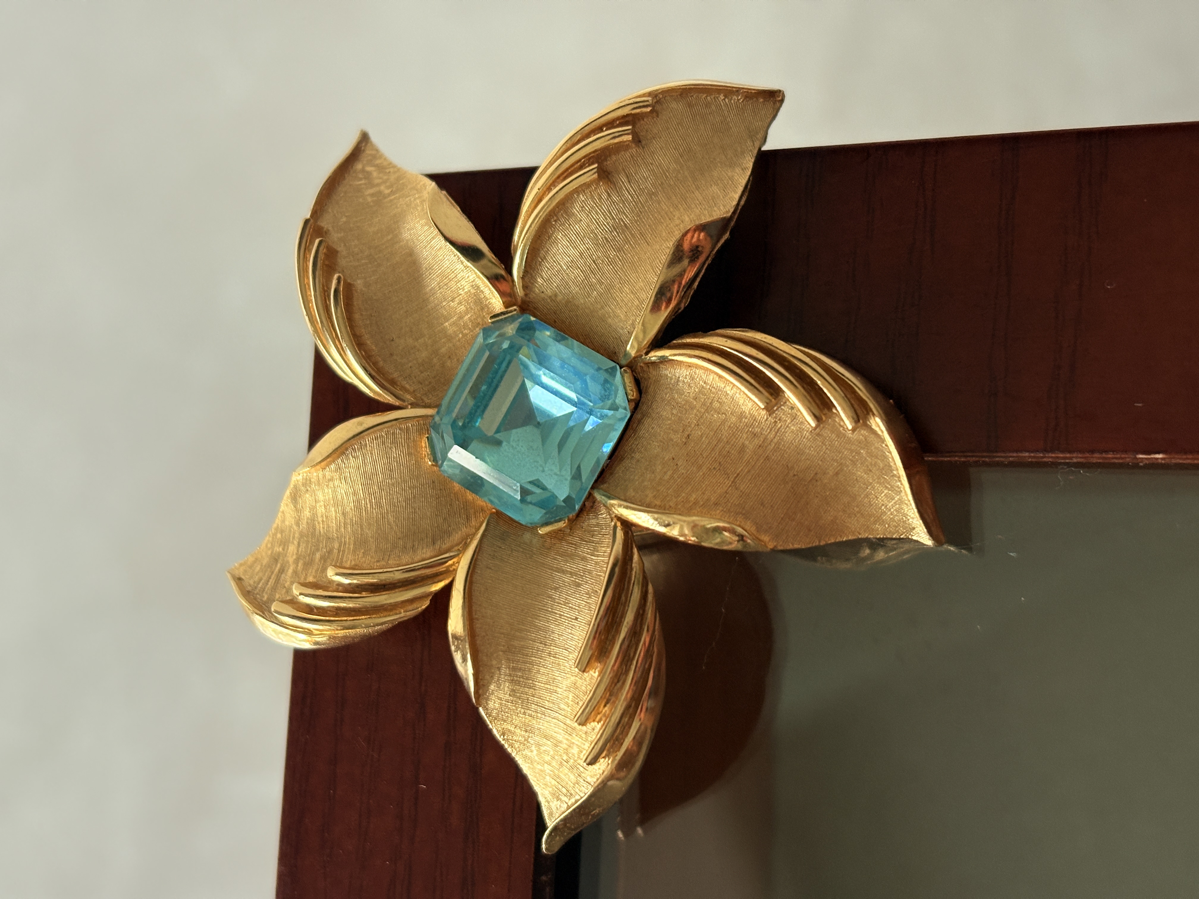 triffari中古蓝色水钻金色叶子花朵夸张胸针