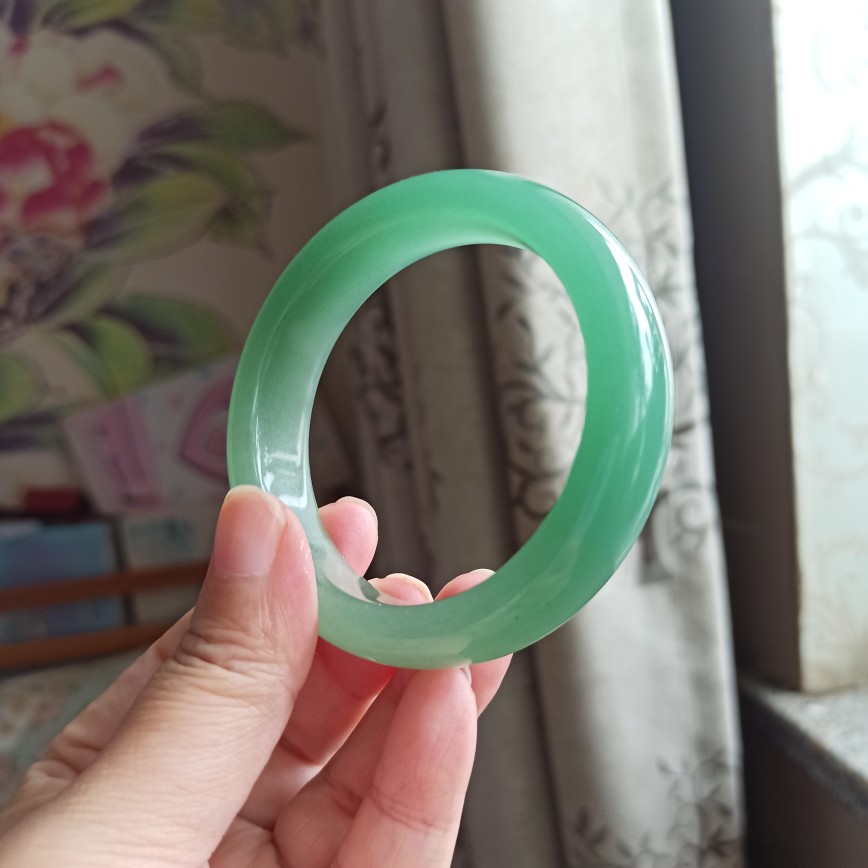 天然独龙玉手镯高冰透满绿色碧绿色翡翠玉手镯正圈东陵玉独山玉女