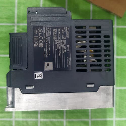 议价变频器FR-CS82S-025-60，，封未用，带可维修