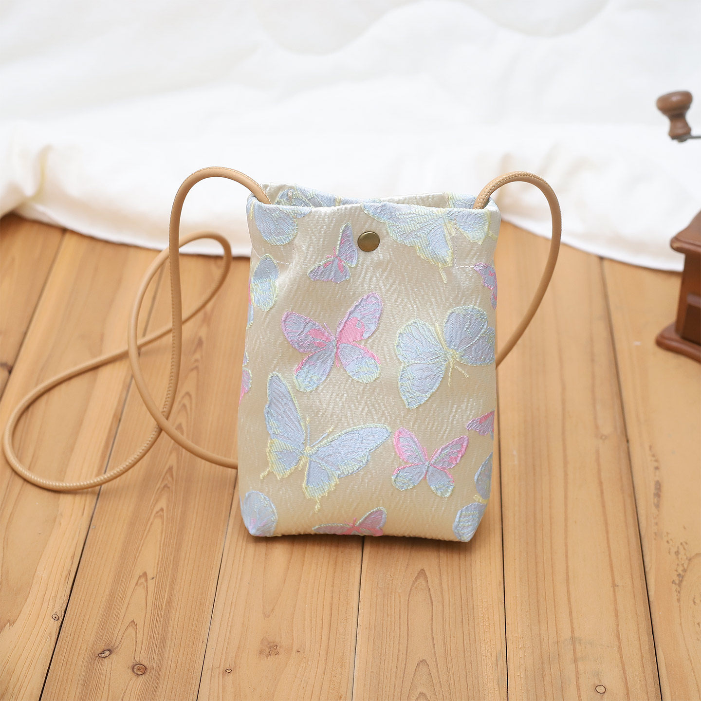 蝴蝶刺绣手机包女斜挎迷你高级感民族风夏季新款2026超火精致小包