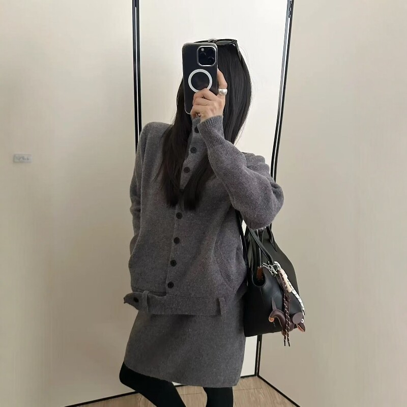 立领单排扣针织开衫半身裙