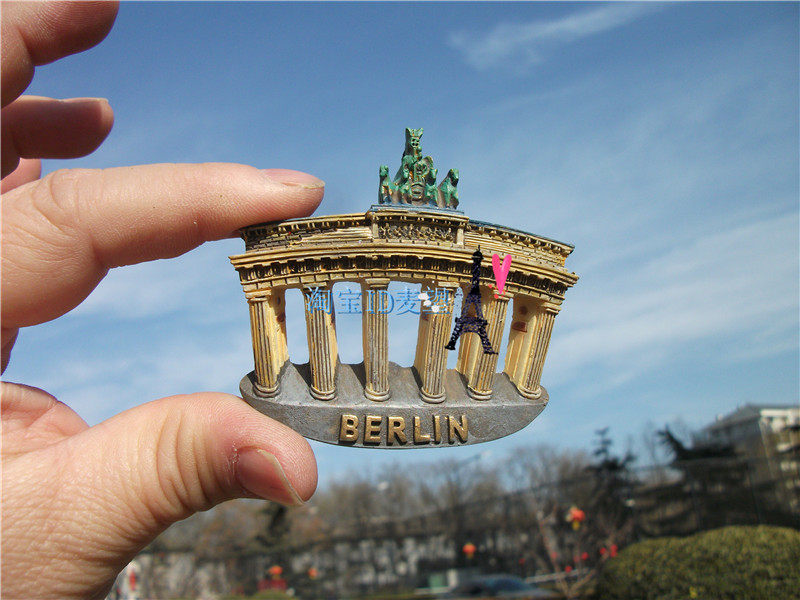 TOURIST COMMEMORATIVE FRIDGE MAGNET BERLIN GERMANY BRANDENBURG GATE THE SYMBOL OF BERLIN IN THE MIRROR