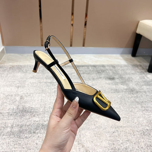 包头一字带高跟2026春夏新款V扣尖头细带后空低跟优雅气质凉鞋女