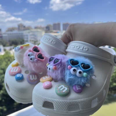 小红书推荐洞洞鞋鞋扣毛球