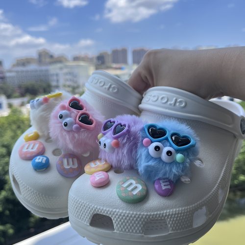 小红书推荐洞洞鞋鞋扣毛球