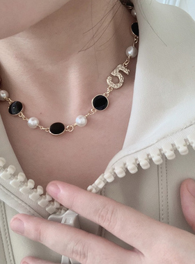 黄铜小香风格网络网红珐琅黑金短项链复古圆牌颈链5号珍珠choker