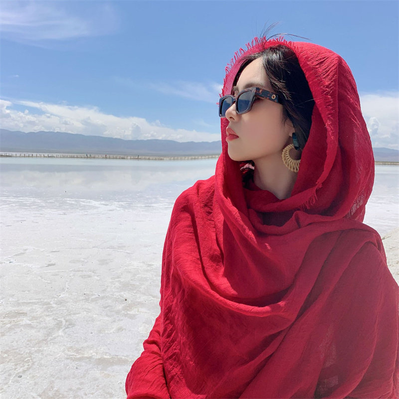 青海茶卡盐湖旅游拍照大红色棉麻围巾女沙漠防晒披肩海边旅游纱巾