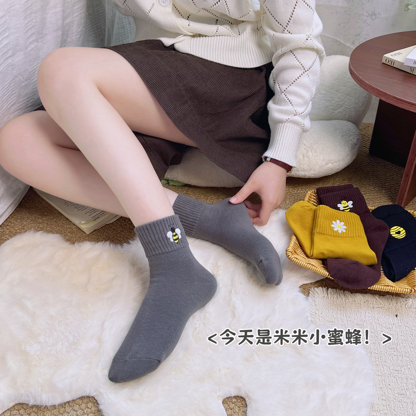 2026秋季卡通小蜜蜂刺绣袜子女纯棉中筒袜复古风秋冬保暖时尚棉袜