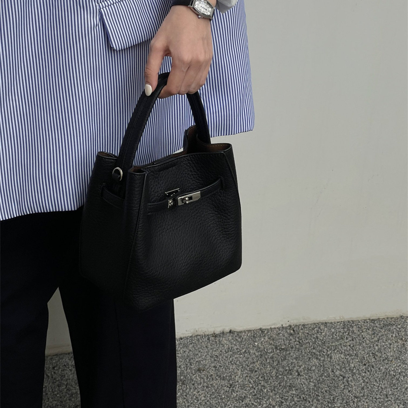 黑色水桶包女2025新款高级感手提单肩斜挎包百搭极简风