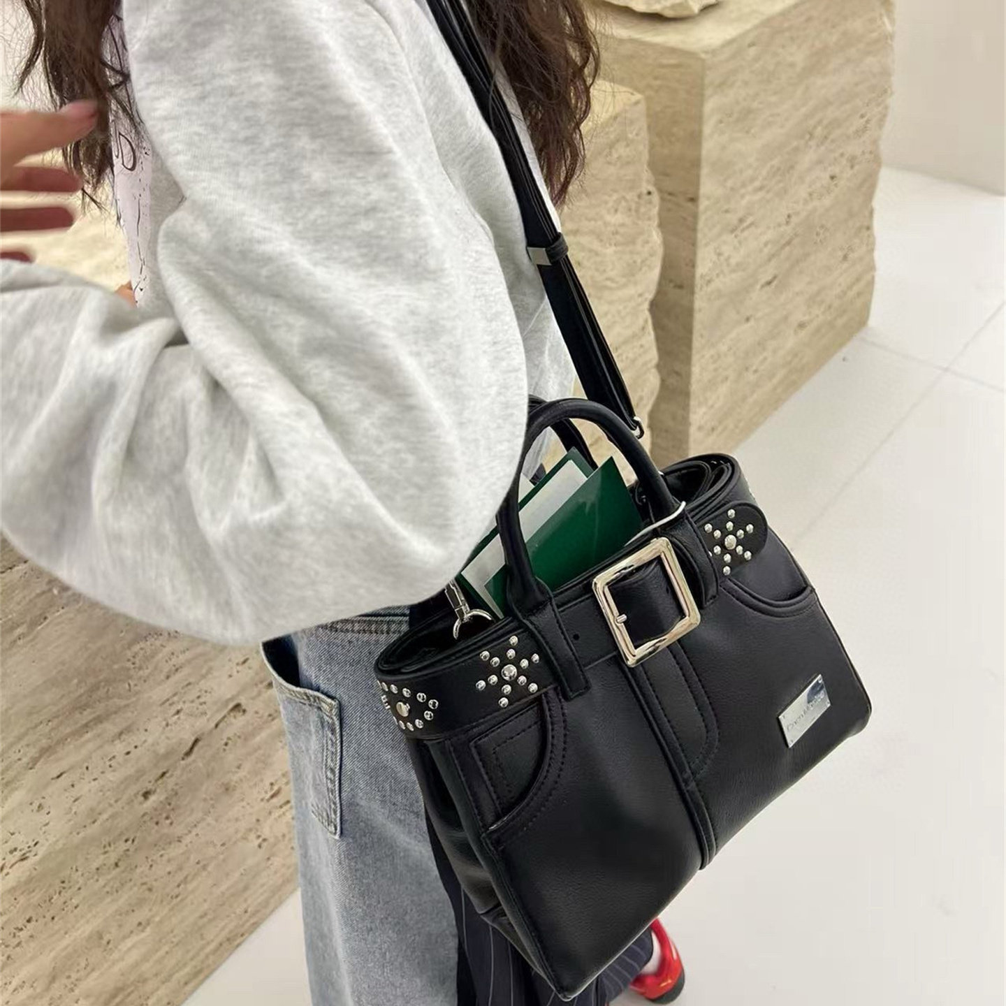 小众铆钉皮带扣手提包女2025新款高级感通勤单肩斜挎包百搭