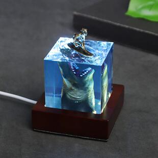 外贸海洋鲨鱼冲浪员微景观夜灯摆件手工制作水晶滴胶树脂工艺品潮
