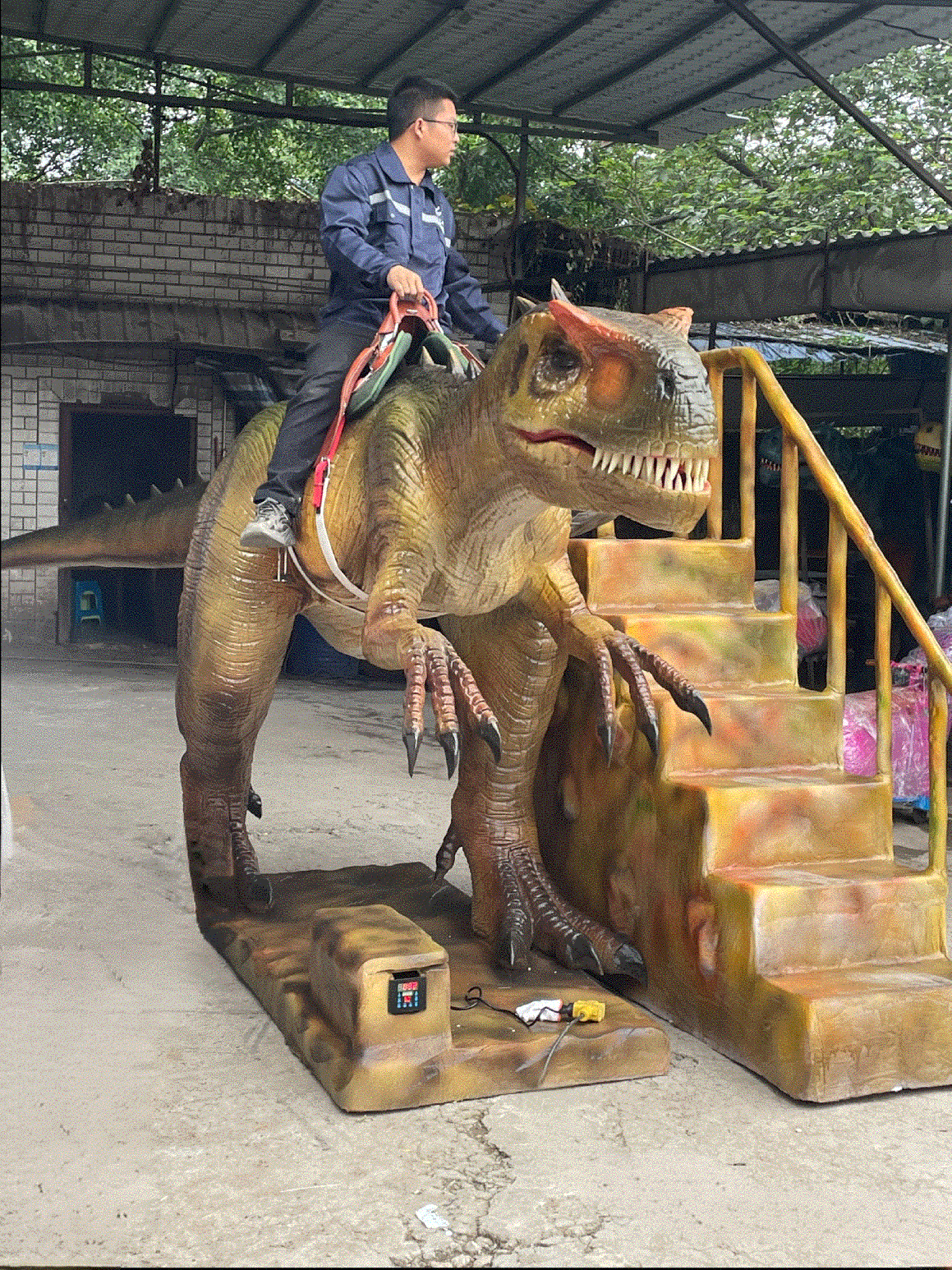 大型仿真儿童骑乘恐龙摇摇车会动会叫的霸王龙商场景区广场摆摊