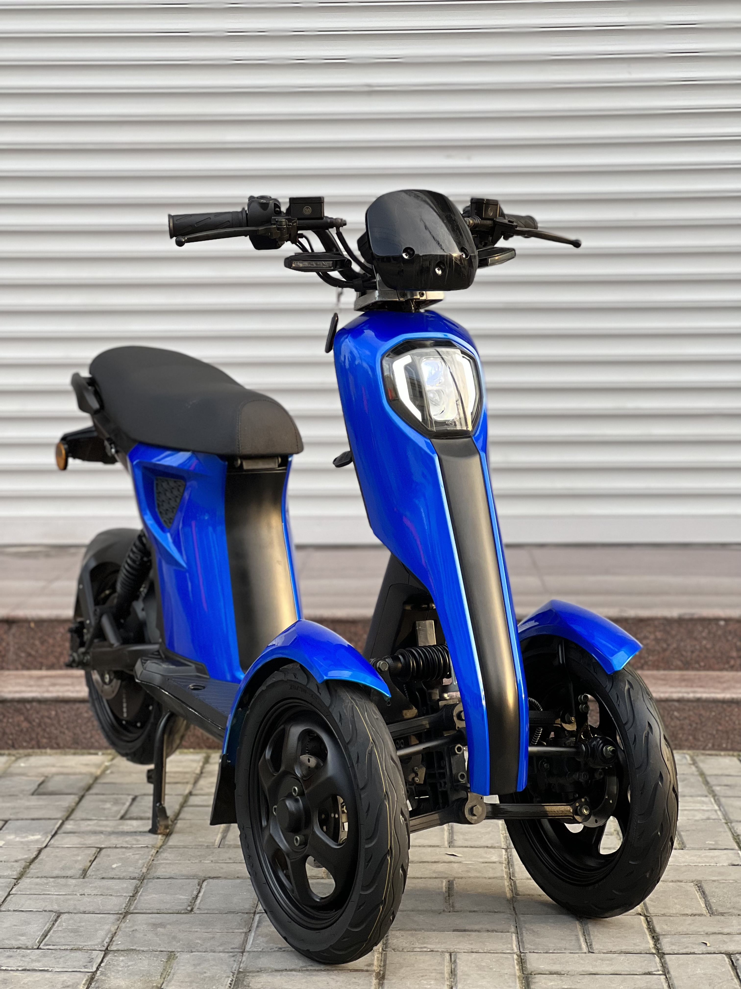 进口倒三轮逗哈锂电摩新款m5电动摩托车男女士款代步96v72v越野车