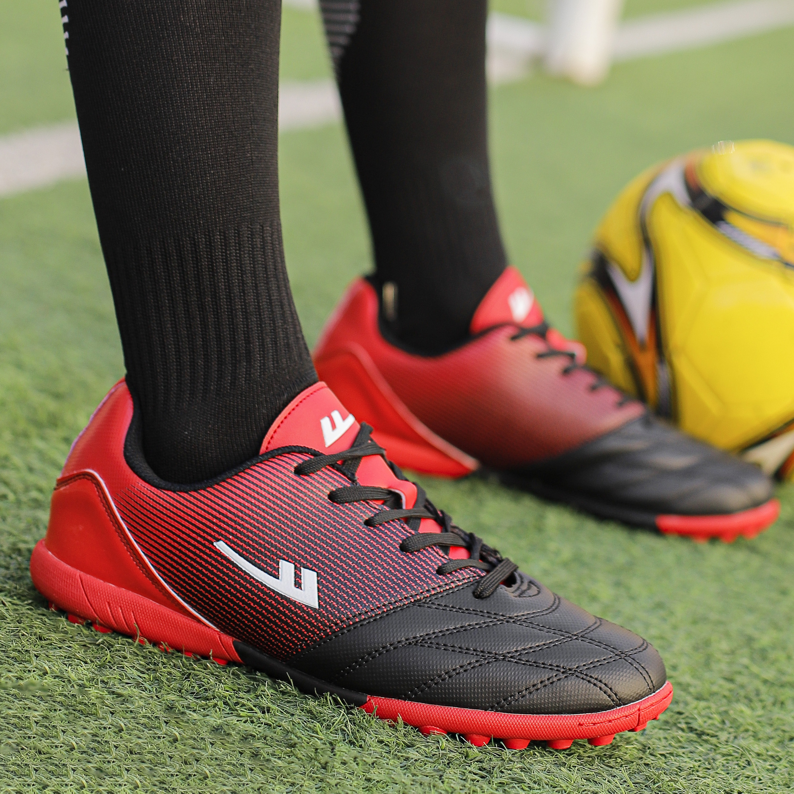 回力皮面橡胶底碎钉草地足球鞋