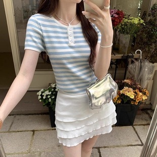 新款 蓝色圆领纽扣撞色条纹短袖 正肩T恤女夏弹力卡腰短款 洋气小衫