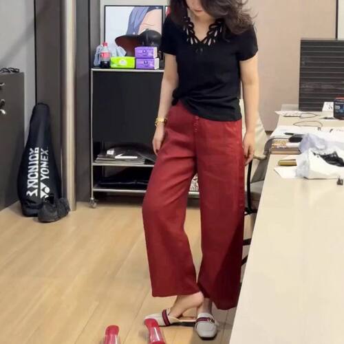 25392大爱美依缘2025夏季新款设计感V领镂空时尚T恤直筒九分裤女