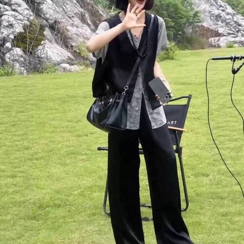 25596大爱美依缘2025夏季新款V领宽松大衫洋气马甲阔腿裤套装显瘦