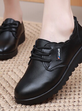 女鞋上班久站不累脚妈妈鞋春秋软底防滑防水皮鞋子厨房工作鞋黑色