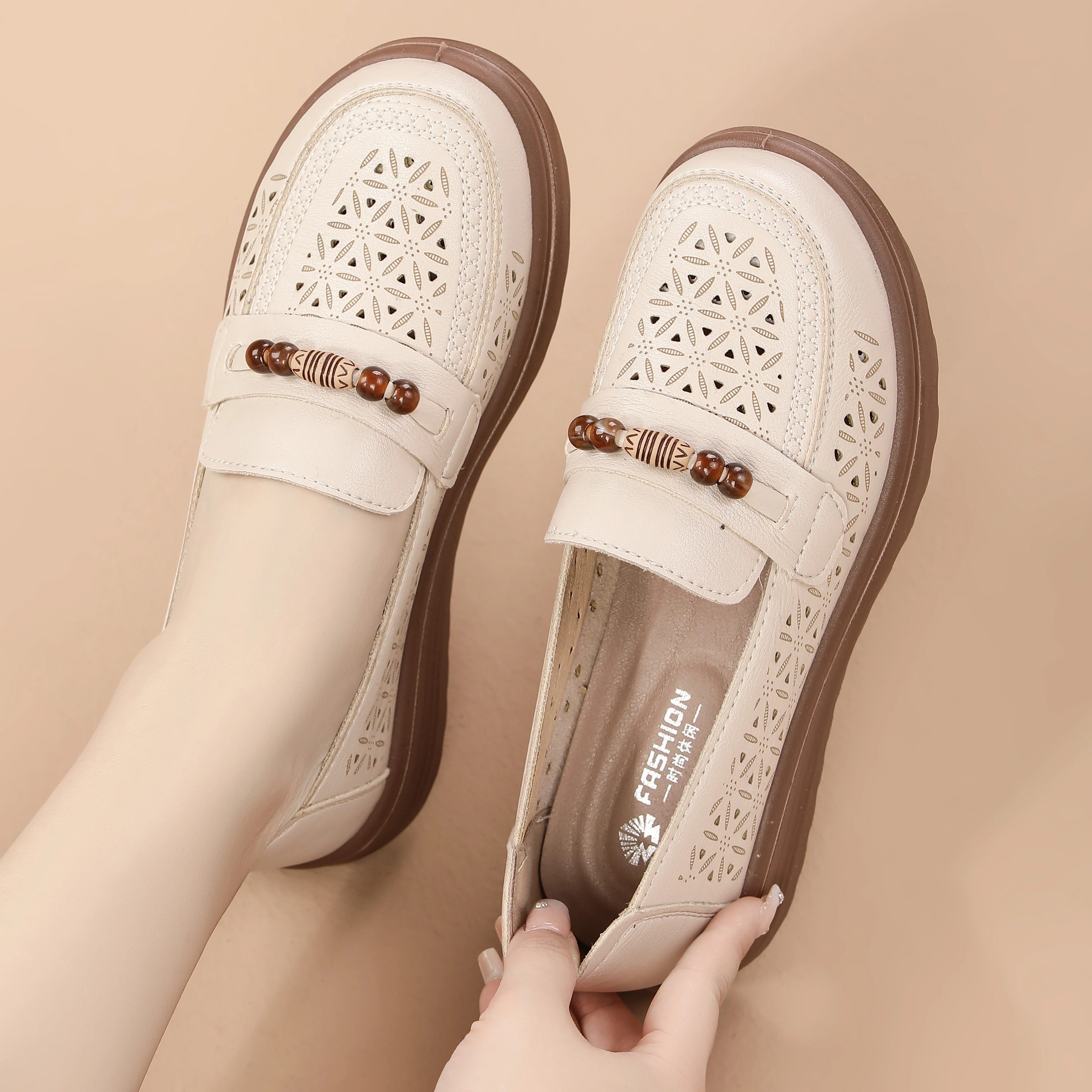 镂空乐福鞋女软底防滑透气一脚蹬皮单鞋中老年舒适妈妈鞋夏季凉鞋