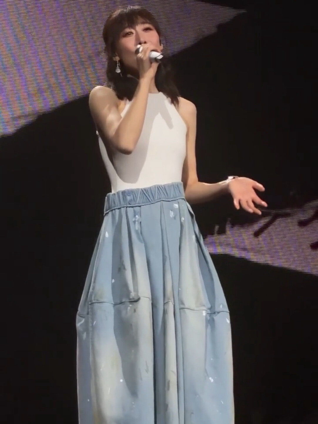 任素汐演唱会同款连衣裙宽松裤子中长款衣服穿搭女款舞台装牛仔裤