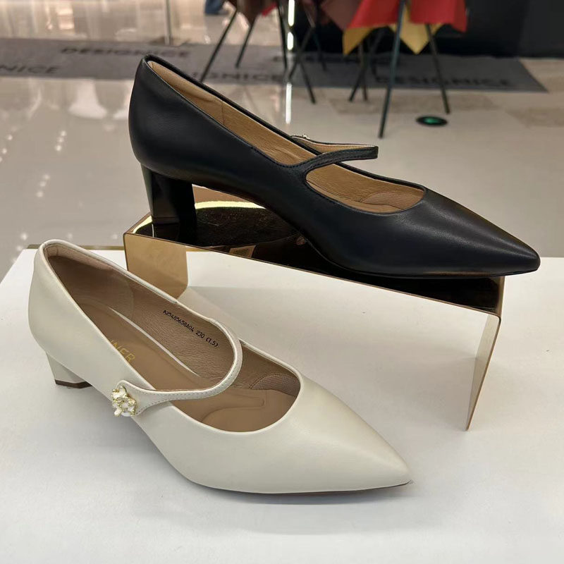 C.BANNER千百度2025秋正品浅口尖头粗跟时尚玛丽珍单鞋A25485658