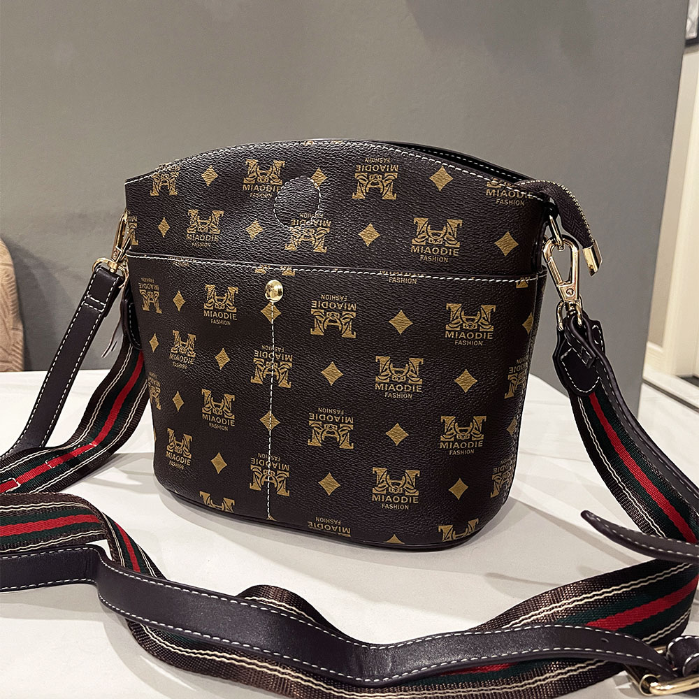 凯狄欧轻奢字母印花水桶包斜挎