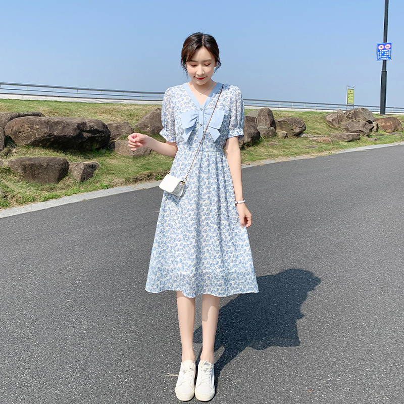 小个子高级感蓝色雪纺碎花连衣裙女夏季2025新款泡泡袖v领a字裙子