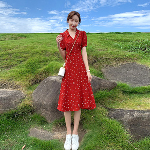 红色雪纺碎花连衣裙子女夏季2023新款泡泡袖显瘦气质收腰a字裙子