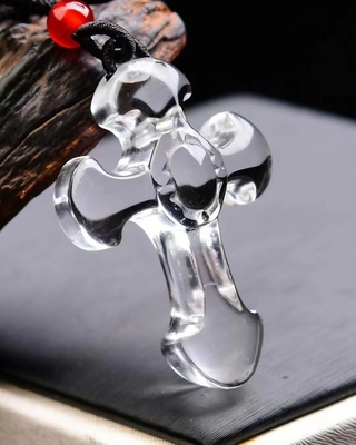 尺寸44.30.13mm，天然白水晶十字架吊坠，晶体通透，重量18克。