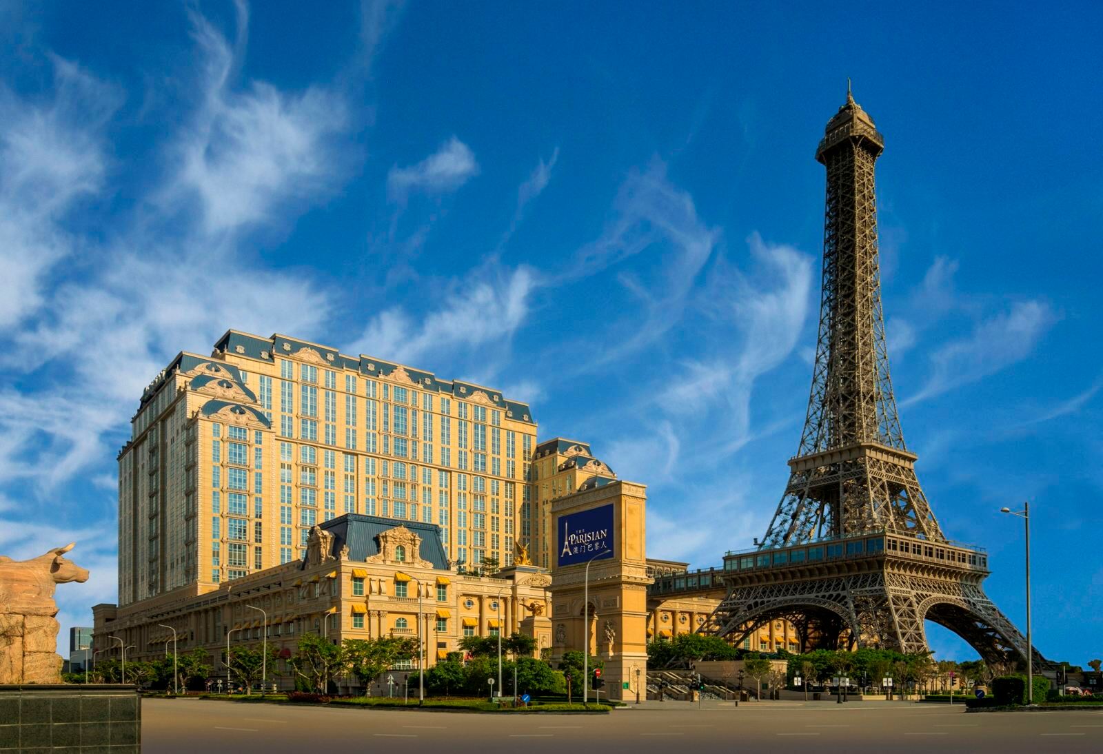 游览大潭山观景台、威尼斯人、圣方济各堂，感受澳门中西文化魅力。 跟随澳门冠军糕点师亲手制作杏仁饼，体验传统手信文化。 探访路环码头面馆，必吃鱼翅汤面与猪扒包，回味无穷。 20人舒适小团，专车往返无购物，轻松畅玩澳门。