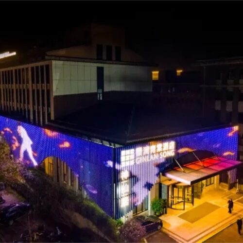 景澜酒店管理集团品牌特许，自主运营的国营酒店。 酒店位于仙居秀丽的南峰山脚下，永安溪畔4A级绿道景区 酒店内部拥有功能厅、书吧、大堂吧、派空间 致力于打造&ldquo;在旅行中生活，在生活中旅行&rdquo;的城市酒店。