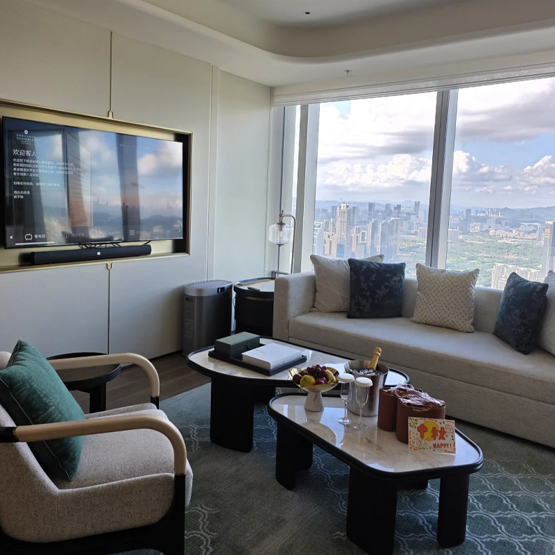 以英伦风融合东方元素，满布粉色花艺与姜花香氛 其林同源唐阁粤菜出众，廷廊英式下午茶是社交热点 套餐含每天双人早餐、升级房型、提前入住延迟退房权益 官方直连正规渠道下单，实名入住，专业客服一对一全程护航