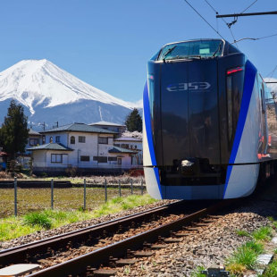 日本东京新宿大月富士山河口湖JR富士回游特急列车