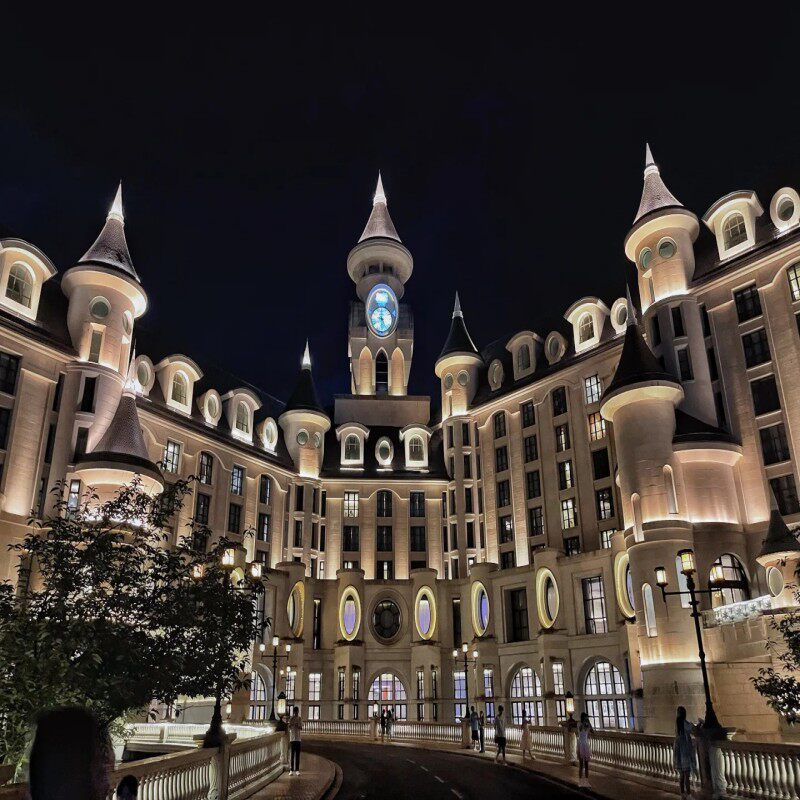 【近酒店】与乐园仅一路之隔，有专属通道直达乐园正门，出行便捷； 【设施全】配备室内恒温泳池、健身房、儿童娱乐中心、城堡影院等； 【服务好】提供免费停车、wifi，入住时录入人脸，方便刷脸进出乐园； 【乐园棒】乐园有六大主题区与多项游乐设施，还有花车巡游等表演。