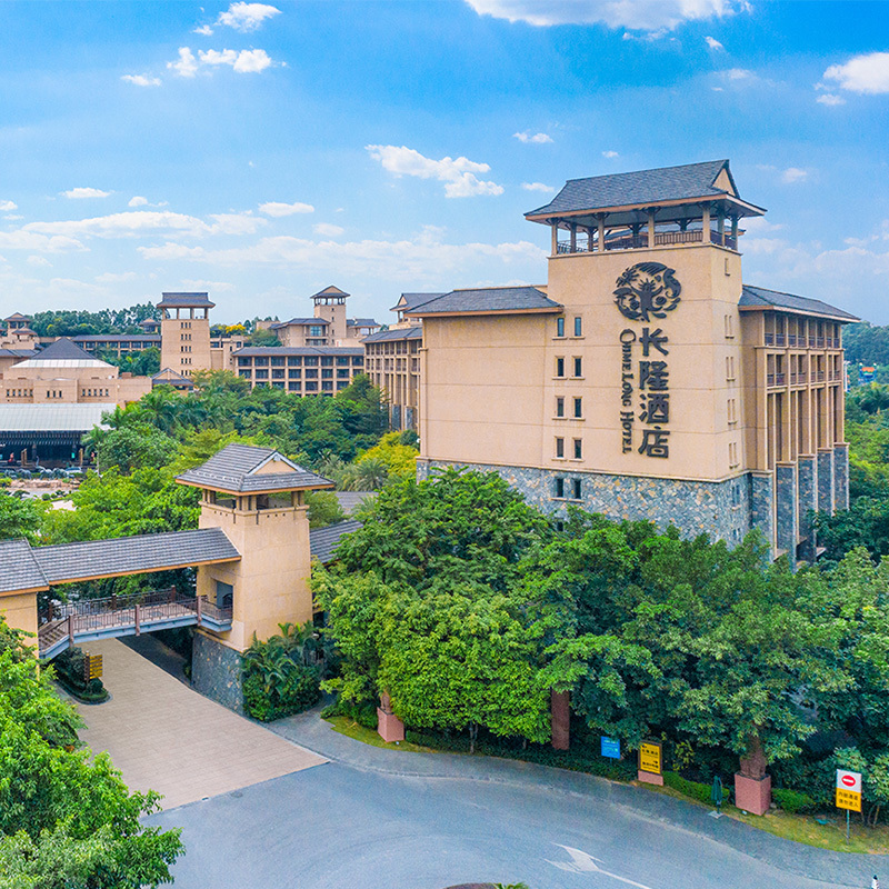 【一票多园】动物世界+欢乐世界+飞鸟乐园，入住日期内无限次入园 【位置优势】环绕各大园区，地理位置占优，快捷通道通往各大园区 【含童趣乐园门票】每房晚含 2张童趣乐园门票（项目解释权归酒店所有）