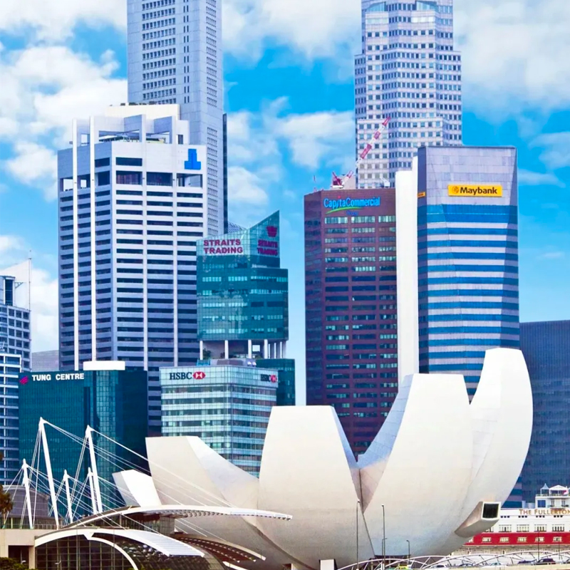 131 间客房融入土生华人文化元素，细节处有中式元素与文化介绍卡片 设屋顶无边泳池可俯瞰加东天际线，还有 24 小时健身中心与自助商务中心 套餐含每天双人早餐、升级房型、提前入住延迟退房权益 官方直连正规渠道下单，实名入住，专业客服一对一全程护航